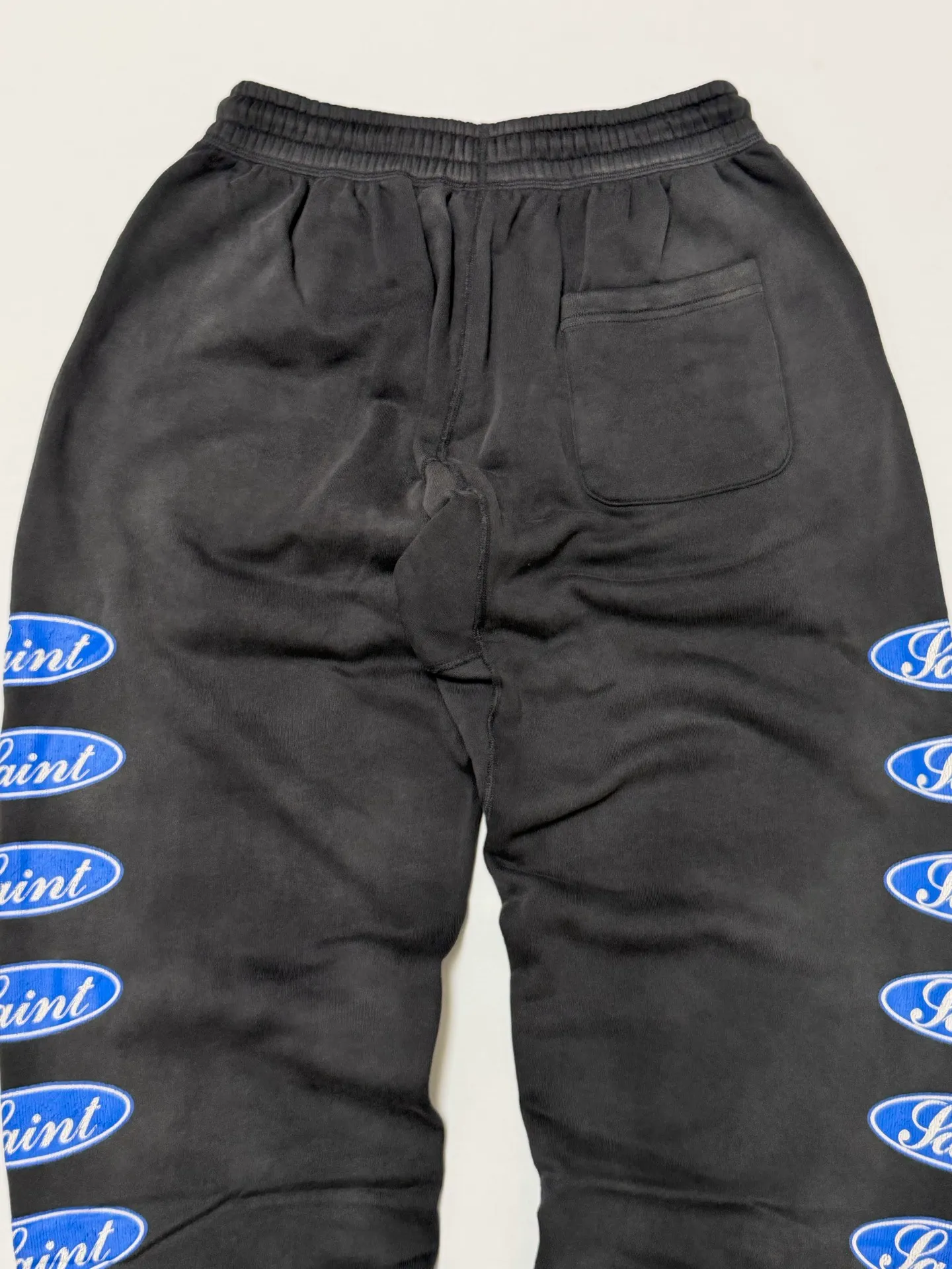 SAINT Mxxxxxx SWEAT PANTS/LOVE AMONG/BLK blue SAINT barrage sweatpants, washed black S-XL, top-notch printing and distressing process, very close to the original distressed feeling, Assute dyeing, whole piece sprayed with horse fade, wormhole destruction treatment, heavy fermentation washing to create NEW VINTAGE texture, factory four-needle and six-thread workmanship, no bone seams, correct main mark, wash mark
